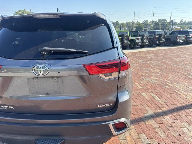 Used 2018 Toyota Highlander Limited Platinum FWD image 11