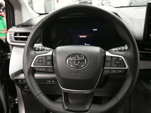 Certified 2025 Toyota Sienna XLE FWD image 13