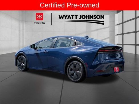 Used 2025 Toyota Prius LE FWD image 3