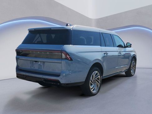 Used 2025 Lincoln Navigator L Reserve AWD/4WD image 3
