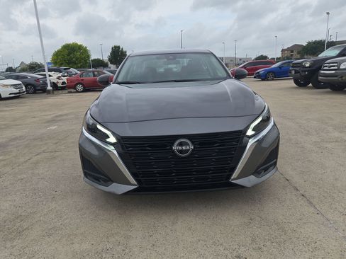 Used 2024 Nissan Altima 2.5 SV FWD image 8