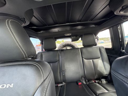 Used 2014 Jeep Wrangler Unlimited Rubicon image 16