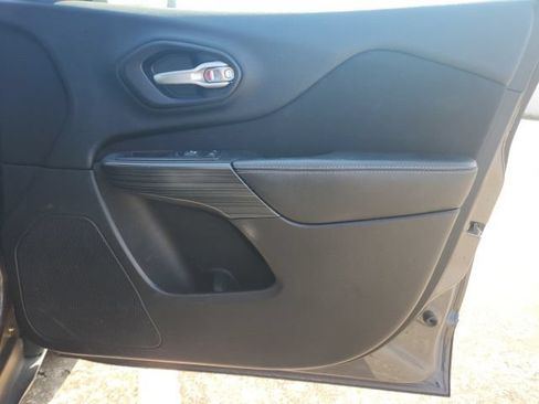 Used 2016 Jeep Cherokee Latitude FWD image 14