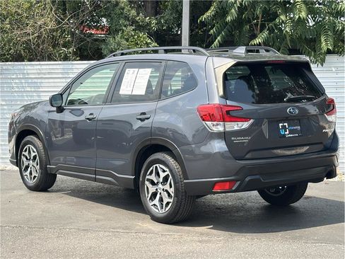 Used 2022 Subaru Forester Premium AWD/4WD image 3