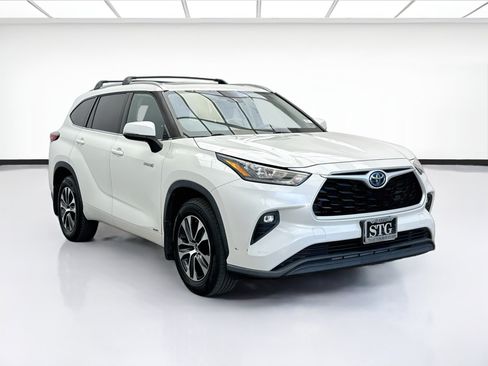 Used 2020 Toyota Highlander XLE AWD/4WD image 3