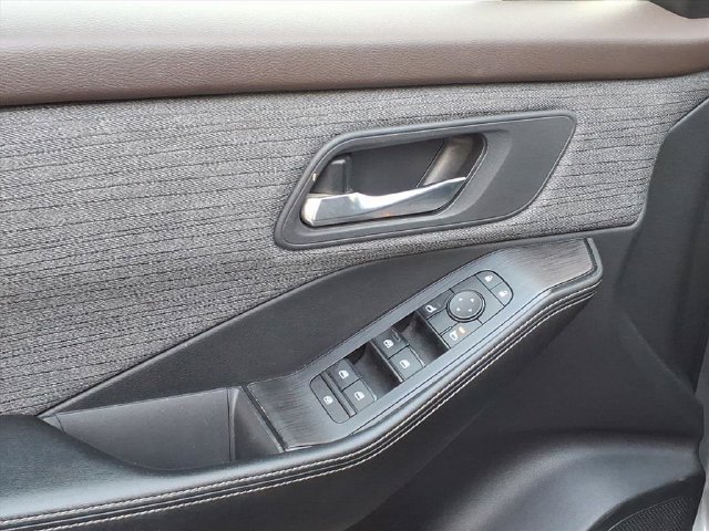 Used 2023 Nissan Rogue SV AWD/4WD image 14