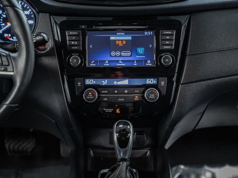 Used 2020 Nissan Rogue SV FWD image 22