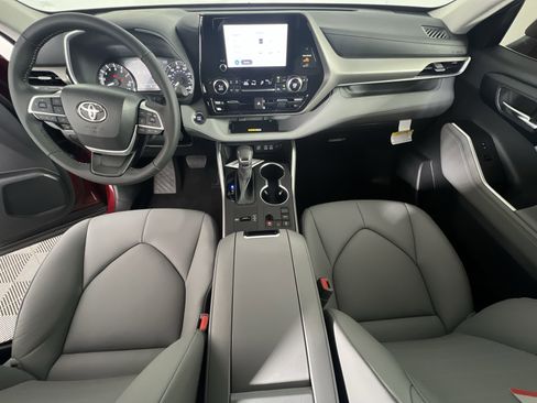 Used 2023 Toyota Highlander XLE FWD image 35