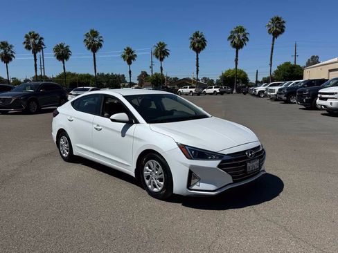 Used 2019 Hyundai Elantra SE FWD image 2