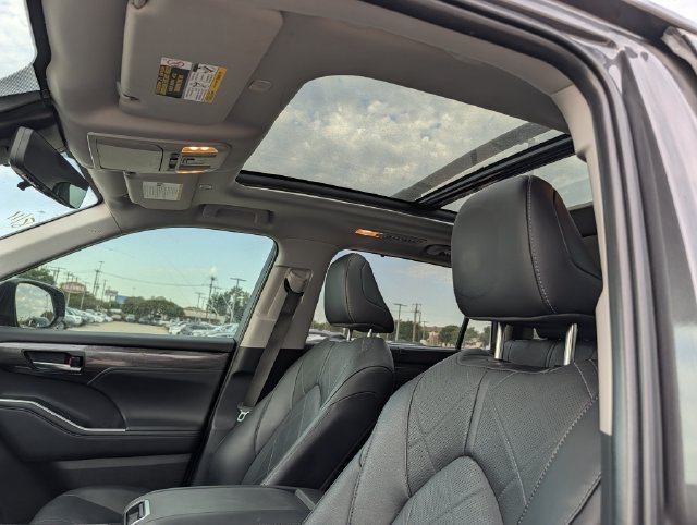 Used 2024 Toyota Highlander Platinum FWD image 28
