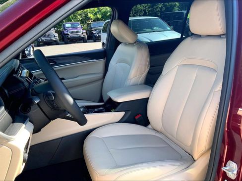 Certified 2023 Jeep Grand Cherokee L Limited w/ Black Appearance Package AWD/4WD image 8