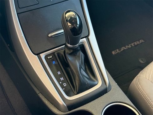 Used 2015 Hyundai Elantra SE image 15
