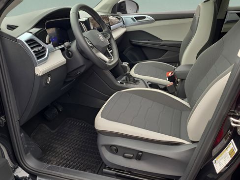 Certified 2025 Volkswagen Taos SE image 14