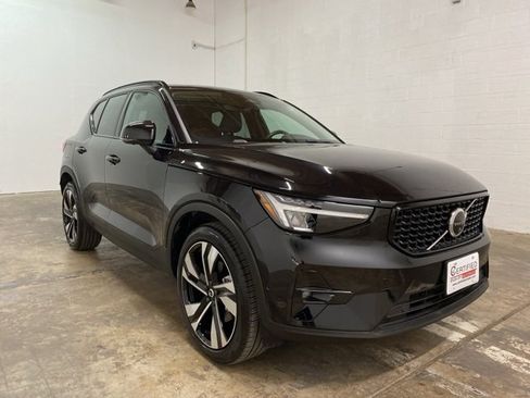 Used 2025 Volvo XC40 B5 Plus image 3