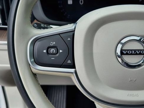 Used 2022 Volvo XC60 B5 Momentum w/ Protection Package Premier FWD image 37