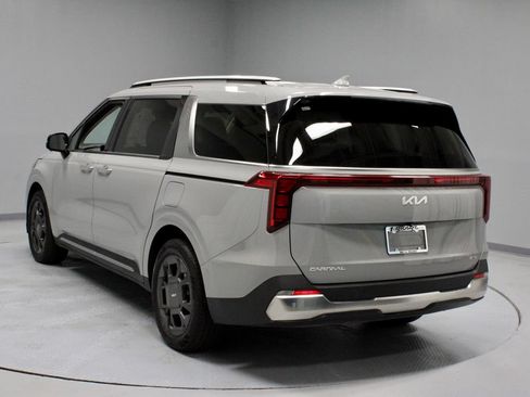 Used 2025 Kia Carnival SX FWD image 10