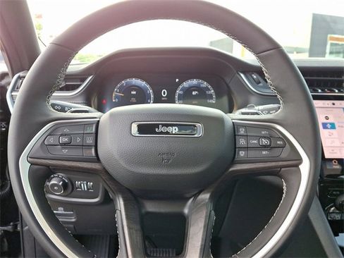 New 2025 Jeep Grand Cherokee Limited w/ Luxury Tech Group II image 10