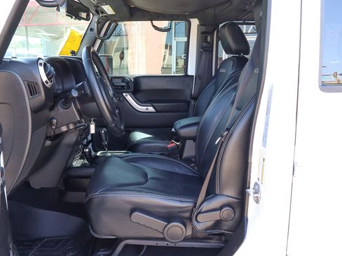 Used 2017 Jeep Wrangler Unlimited Sahara w/ Connectivity Group image 7