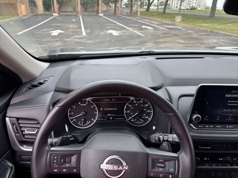 Used 2025 Nissan Rogue SV image 30