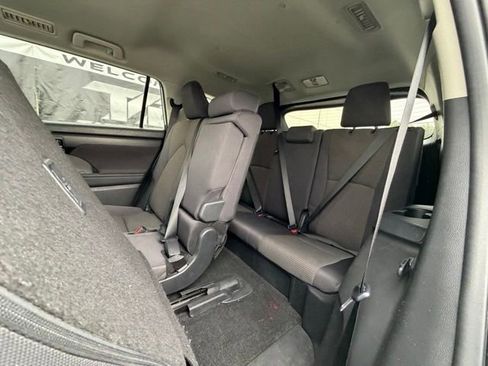 Used 2024 Toyota Highlander LE AWD/4WD image 12