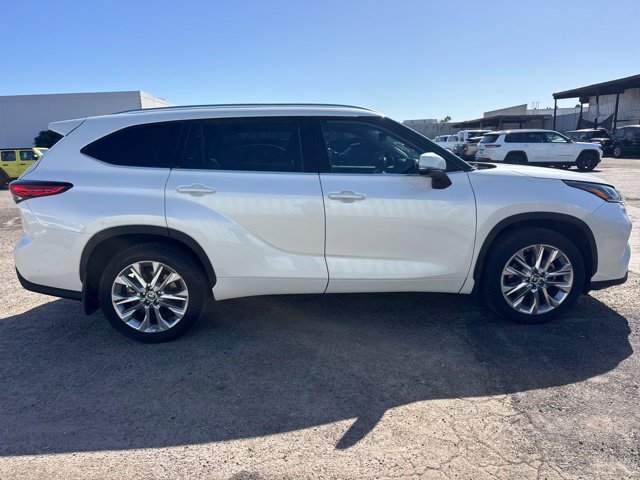 Used 2021 Toyota Highlander Limited FWD image 4