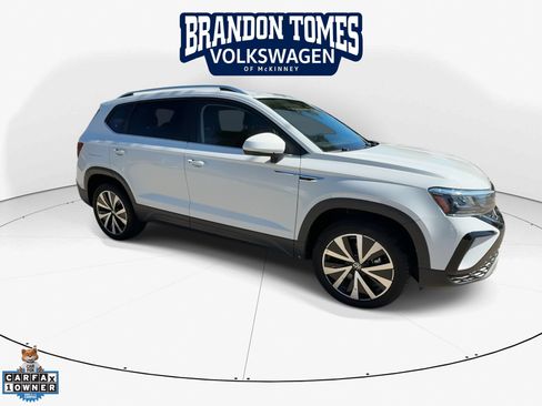 Used 2024 Volkswagen Taos SE FWD image 2