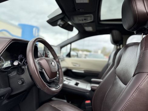 Used 2022 Toyota Sienna Platinum image 12