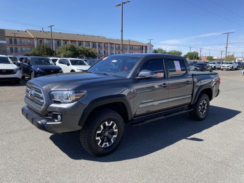 Used 2017 Toyota Tacoma TRD Off-Road w/ Premium & Technology Package AWD/4WD image 45