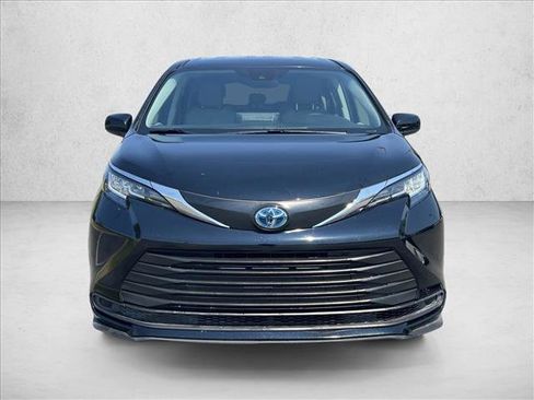 Certified 2023 Toyota Sienna LE FWD image 2