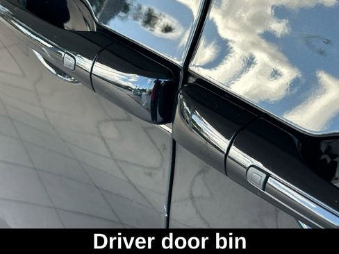 Used 2025 Chrysler Pacifica Limited image 26