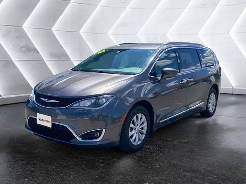 Used 2017 Chrysler Pacifica Touring-L FWD image 3