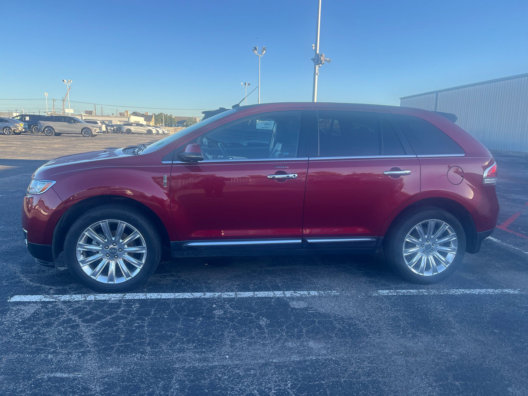Used 2013 Lincoln MKX FWD image 4