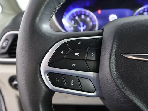 Used 2023 Chrysler Pacifica Touring-L image 43