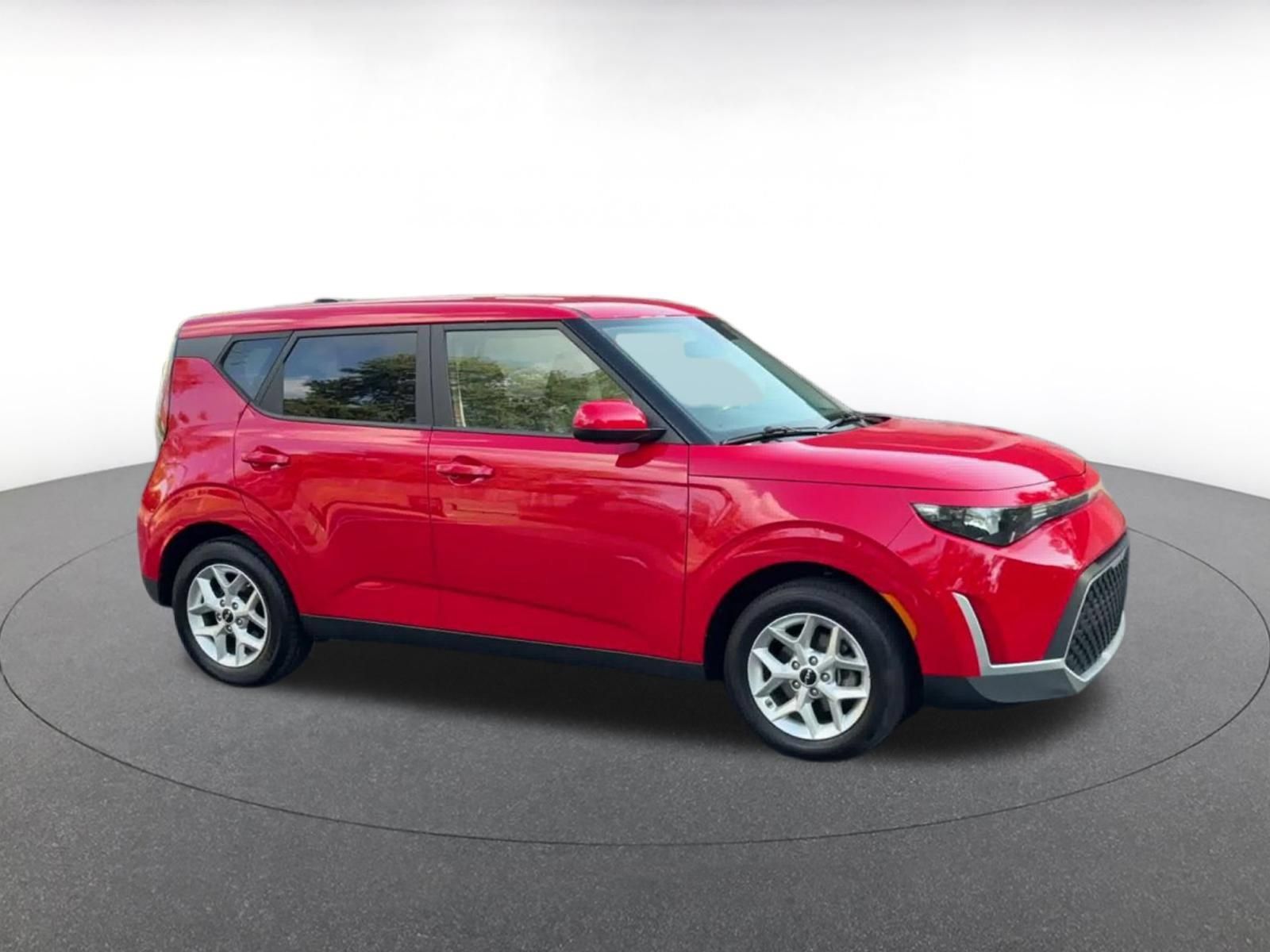 Used 2025 Kia Soul LX w/ LX Technology Package FWD image 2