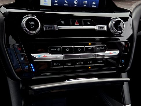 Used 2022 Ford Explorer Platinum w/ Technology Package RWD image 25