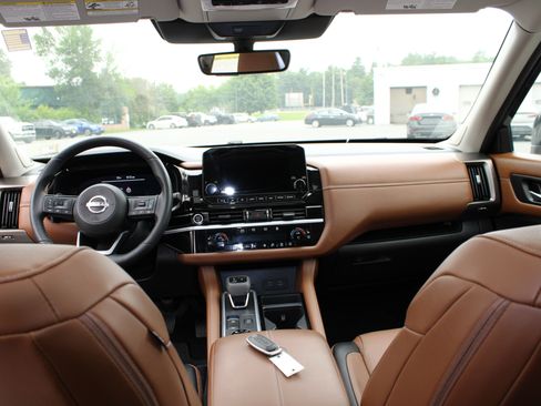 Used 2024 Nissan Pathfinder Platinum AWD/4WD image 9