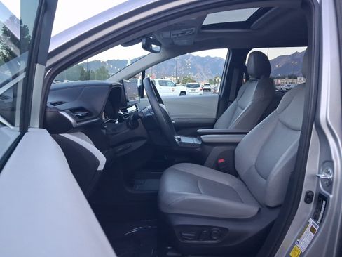 Used 2025 Toyota Sienna XLE FWD image 11