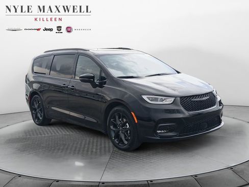 New 2026 Chrysler Pacifica Limited FWD image 2