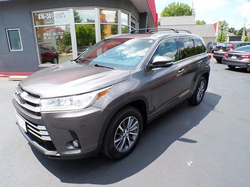 Used 2017 Toyota Highlander XLE AWD/4WD image 1