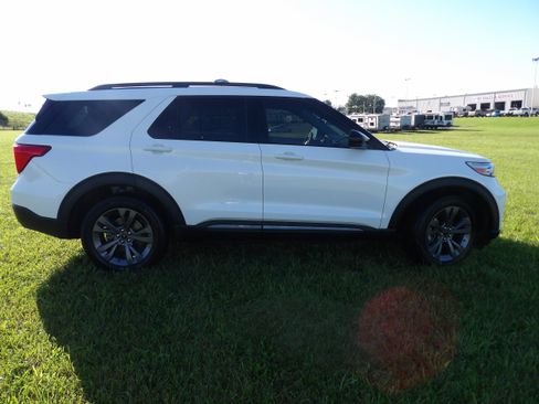 Used 2023 Ford Explorer XLT w/ Equipment Group 202A AWD/4WD image 5