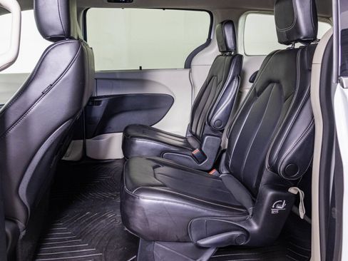 Used 2023 Chrysler Pacifica Touring-L FWD image 38