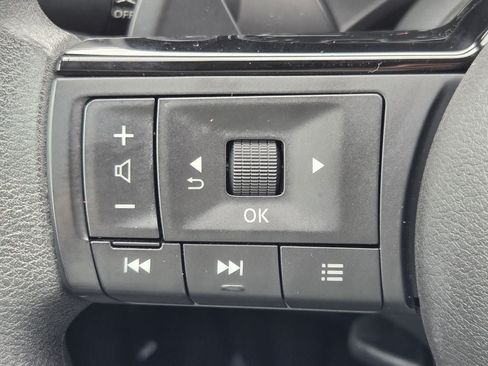 Used 2023 Nissan Rogue SV FWD image 23