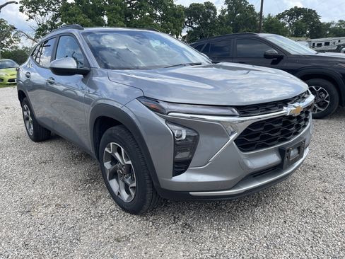 Used 2025 Chevrolet Trax LT image 2