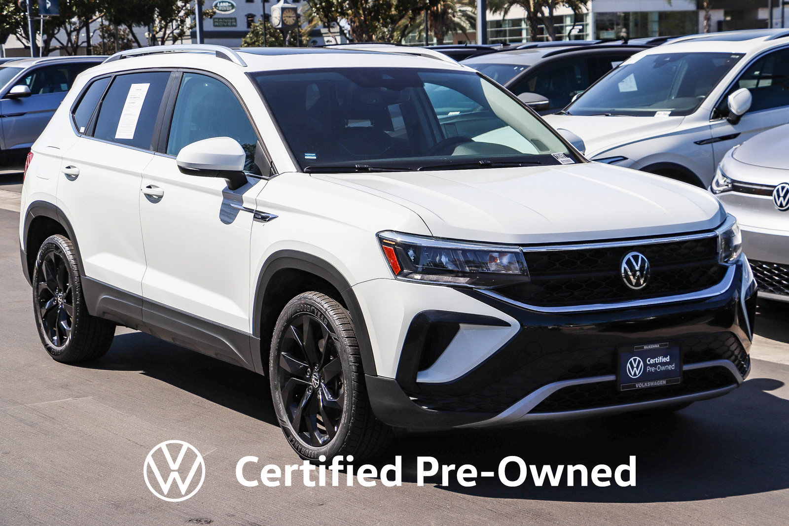 Used 2023 Volkswagen Taos SE w/ Panoramic Sunroof Package FWD image 4
