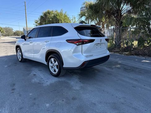 Used 2024 Toyota Highlander LE image 4