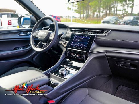 Used 2025 Jeep Grand Cherokee Laredo image 9