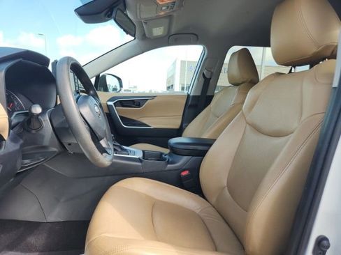 Used 2019 Toyota RAV4 LE FWD image 21