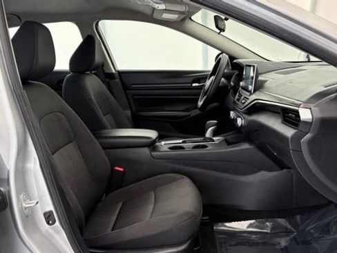 Used 2025 Nissan Altima 2.5 SV FWD image 19