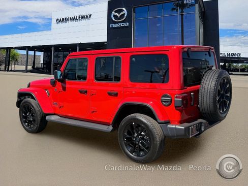 Used 2025 Jeep Wrangler Unlimited Sahara AWD/4WD image 3