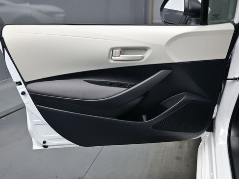 Used 2025 Toyota Corolla LE w/ LE Premium Package image 9